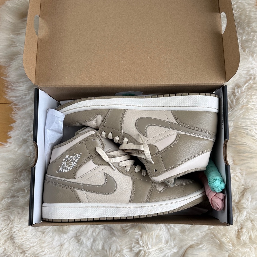 Air Jordan mids, size men’s 9